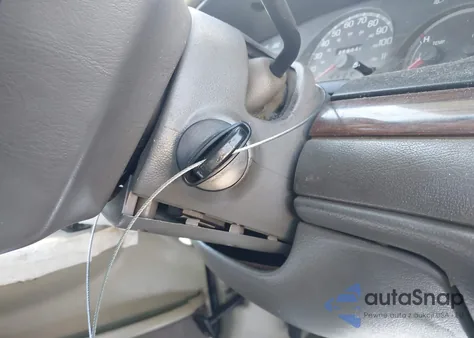 2002 Ford Crown Victoria Standard z USA, uszkodzony, nr VIN 2FAFP73W82X117687